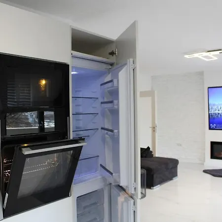 With Xxl Tv, Full Kitchen & Fireplace Apartment *