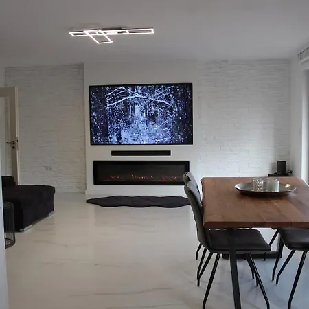 With Xxl Tv, Full Kitchen & Fireplace *