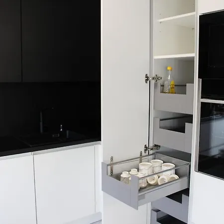 With Xxl Tv, Full Kitchen & Fireplace