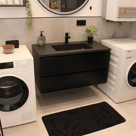 With Xxl Tv, Full Kitchen & Fireplace *