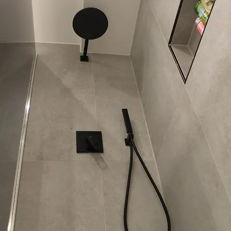 With Xxl Tv, Full Kitchen & Fireplace