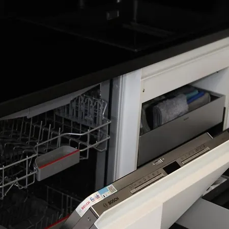 With Xxl Tv, Full Kitchen & Fireplace Apartment *