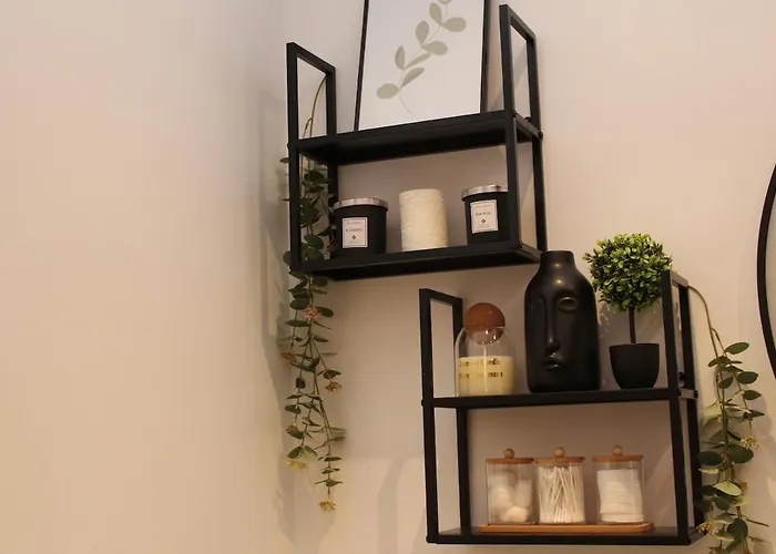 With Xxl Tv, Full Kitchen & Fireplace