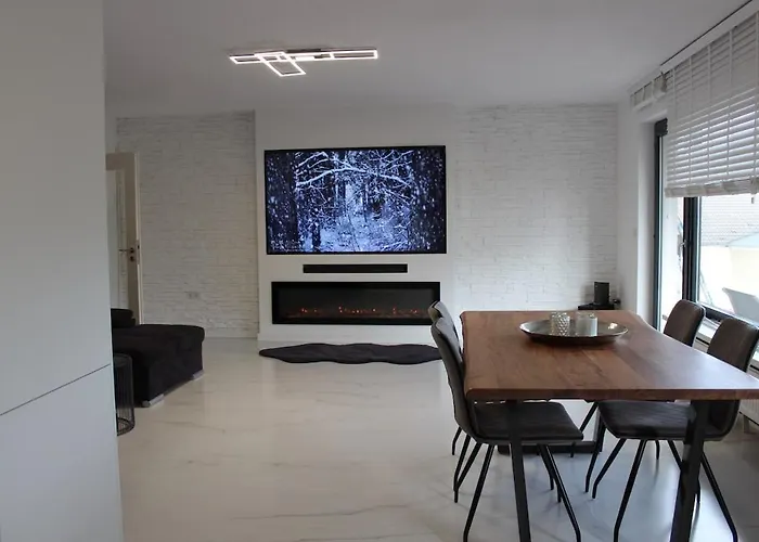 With Xxl Tv, Full Kitchen & Fireplace *