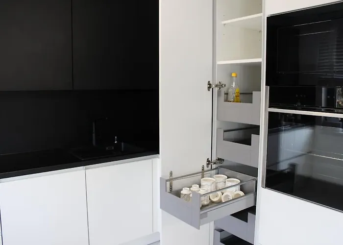 With Xxl Tv, Full Kitchen & Fireplace