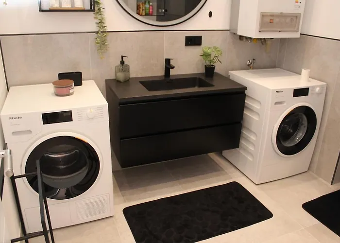 With Xxl Tv, Full Kitchen & Fireplace *