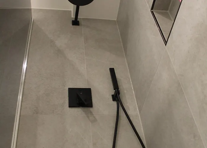 With Xxl Tv, Full Kitchen & Fireplace