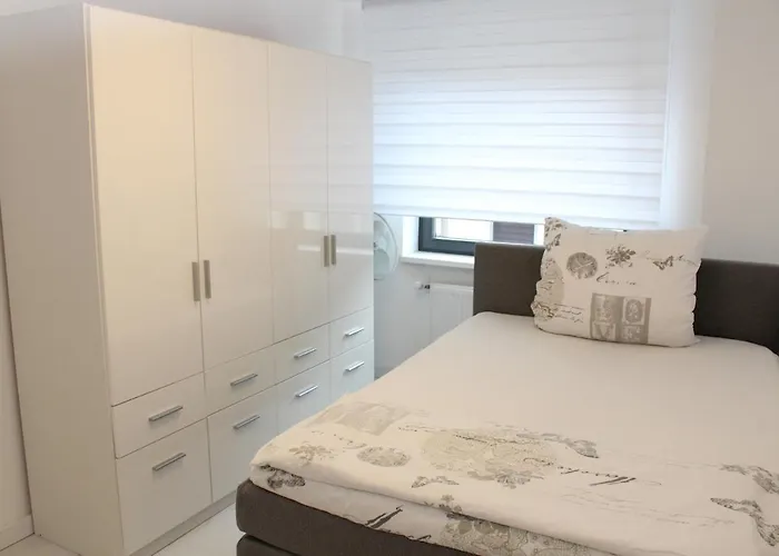 With Xxl Tv, Full Kitchen & Fireplace