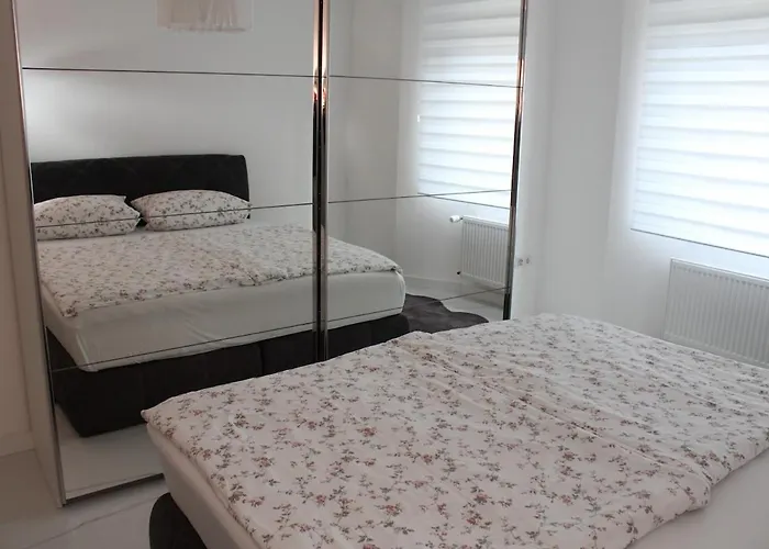 With Xxl Tv, Full Kitchen & Fireplace