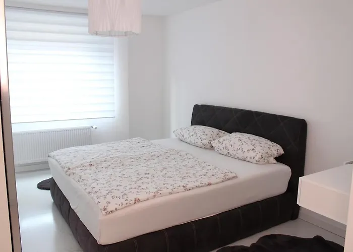 With Xxl Tv, Full Kitchen & Fireplace *